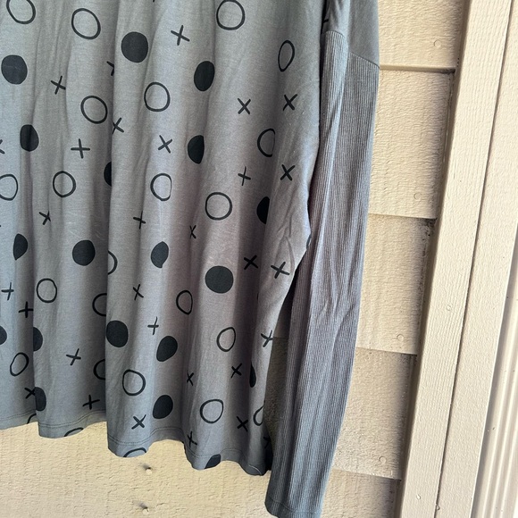 FOIL knit top front button rivet trim, backside dot design. Ribbed sleeves - Picture 5 of 6